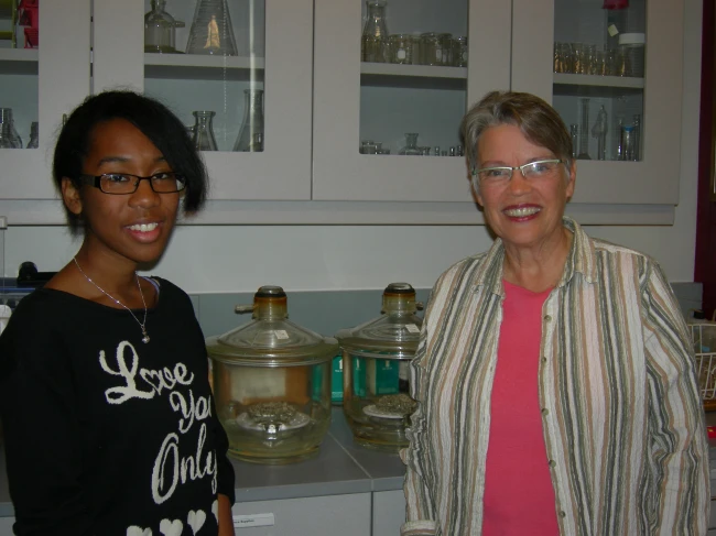 Angelica And Susan In The Lab 003